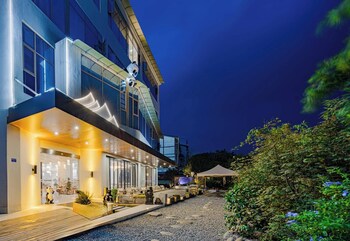 dujiangyan gongzuo private hotspring inn