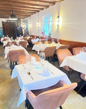 hotel taverne zum kreuz by nuus