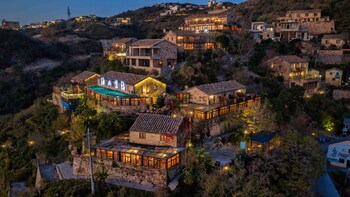 aurora rock villa resort