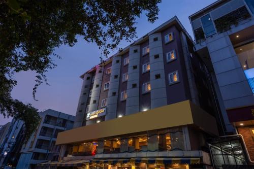 treebo golden stay electronic city