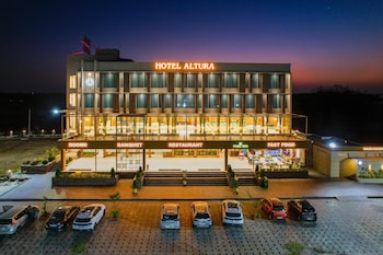 hotel altura chhatral