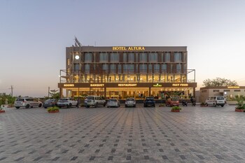 hotel altura chhatral