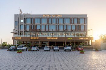 hotel altura chhatral