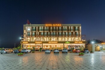 hotel altura chhatral