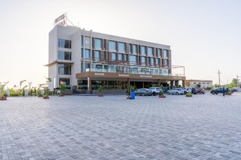 hotel altura chhatral