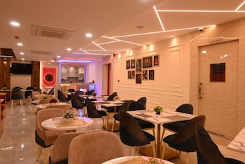 the royal dining restaurant and motel