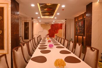 the royal dining restaurant and motel