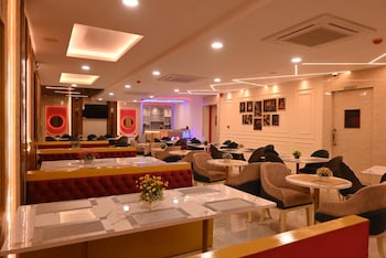 the royal dining restaurant and motel