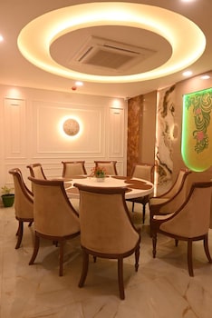 the royal dining restaurant and motel
