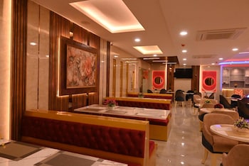 the royal dining restaurant and motel