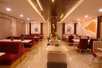the royal dining restaurant and motel