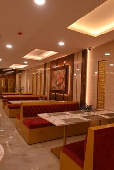 the royal dining restaurant and motel