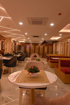 the royal dining restaurant and motel