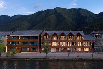 lugu lake and share resort hotel