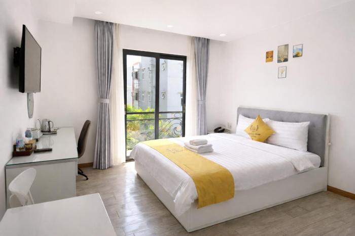hua yi hotel phu my hung korean street