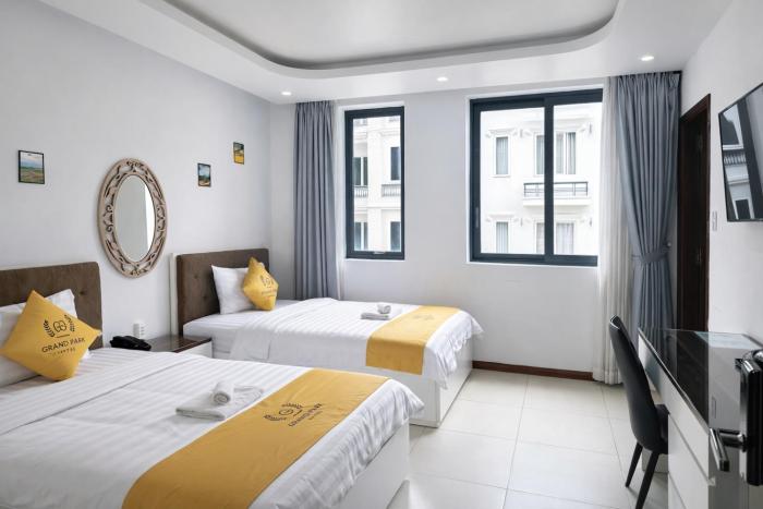 hua yi hotel phu my hung korean street