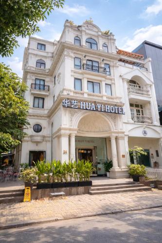 hua yi hotel phu my hung korean street