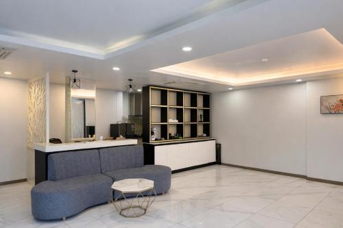 hua yi hotel phu my hung korean street