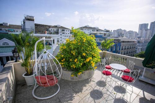 hua yi hotel phu my hung korean street