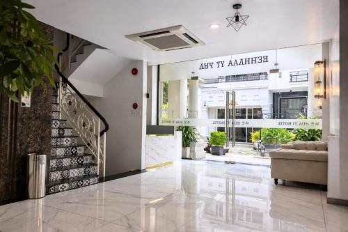 hua yi hotel phu my hung korean street