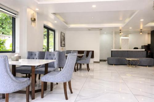 hua yi hotel phu my hung korean street