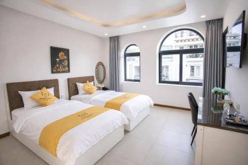 hua yi hotel phu my hung korean street
