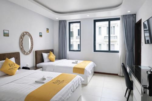 hua yi hotel phu my hung korean street