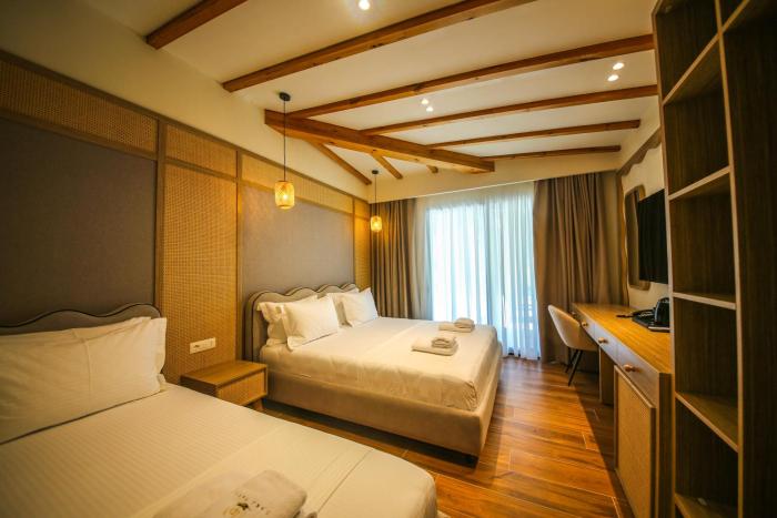hotel lake park ksamil