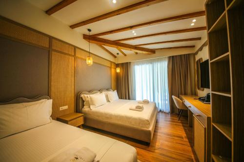 hotel lake park ksamil