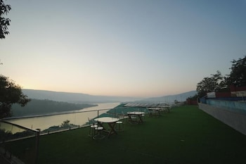 nisarga lake resort tapola
