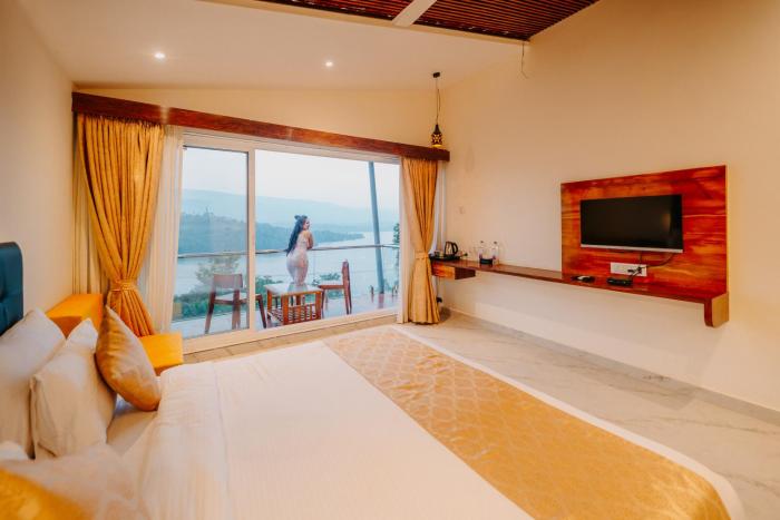 nisarga lake resort tapola