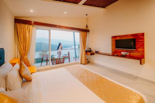 nisarga lake resort tapola