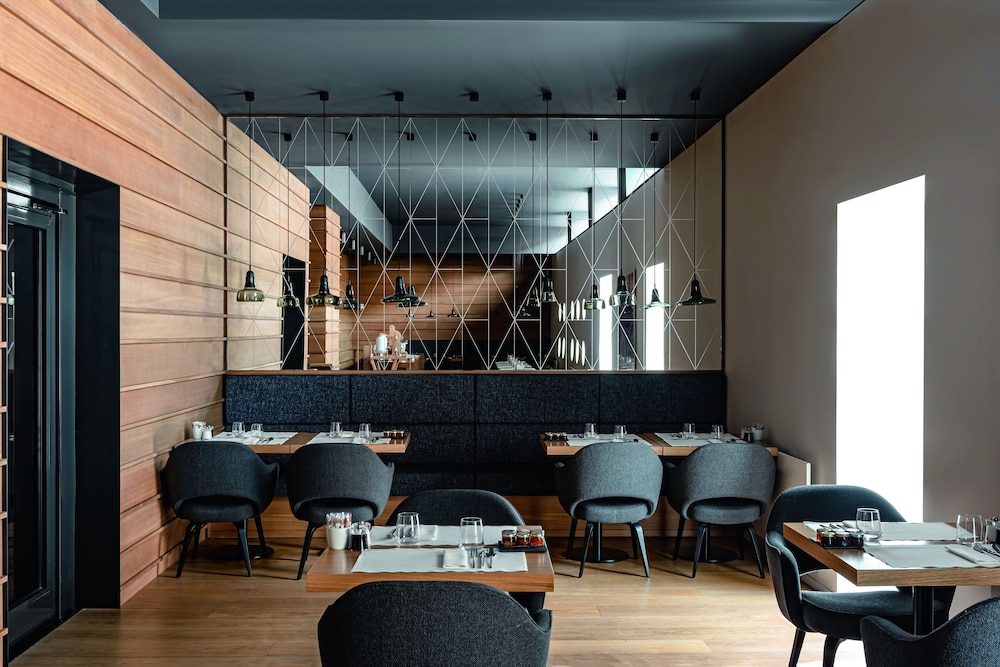 white 1921 courchevel