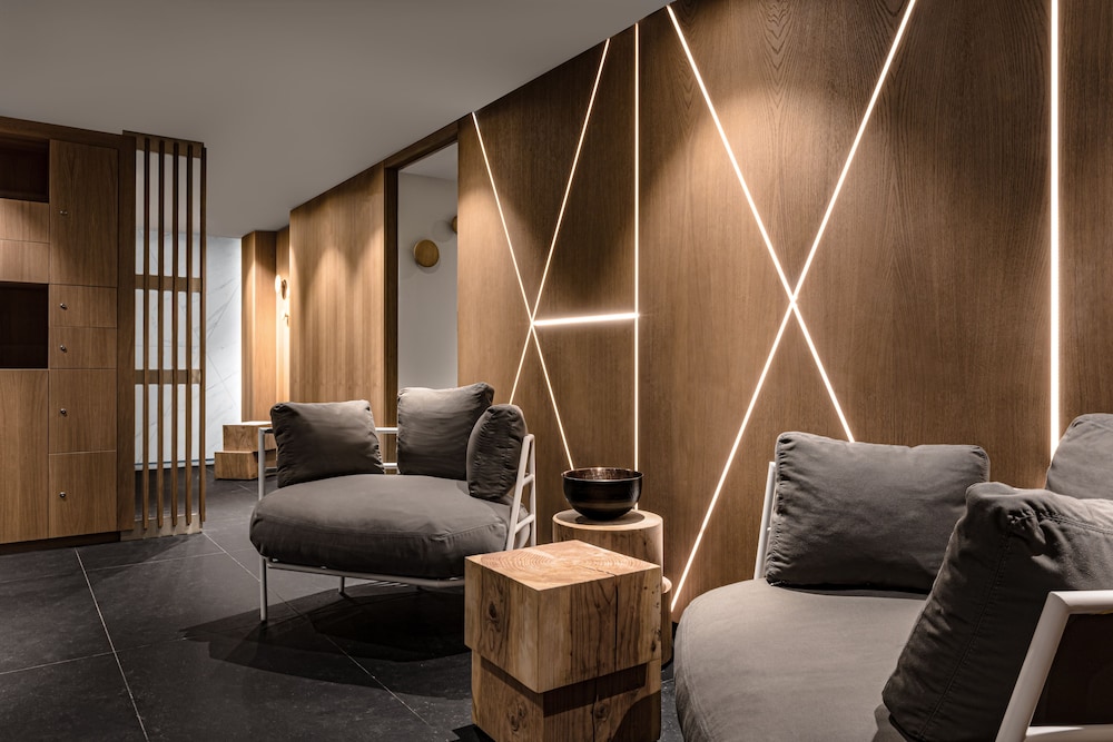 white 1921 courchevel