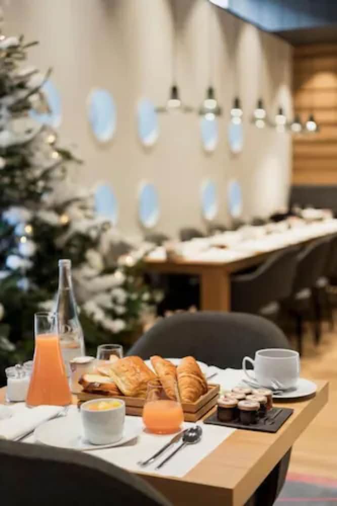 white 1921 courchevel