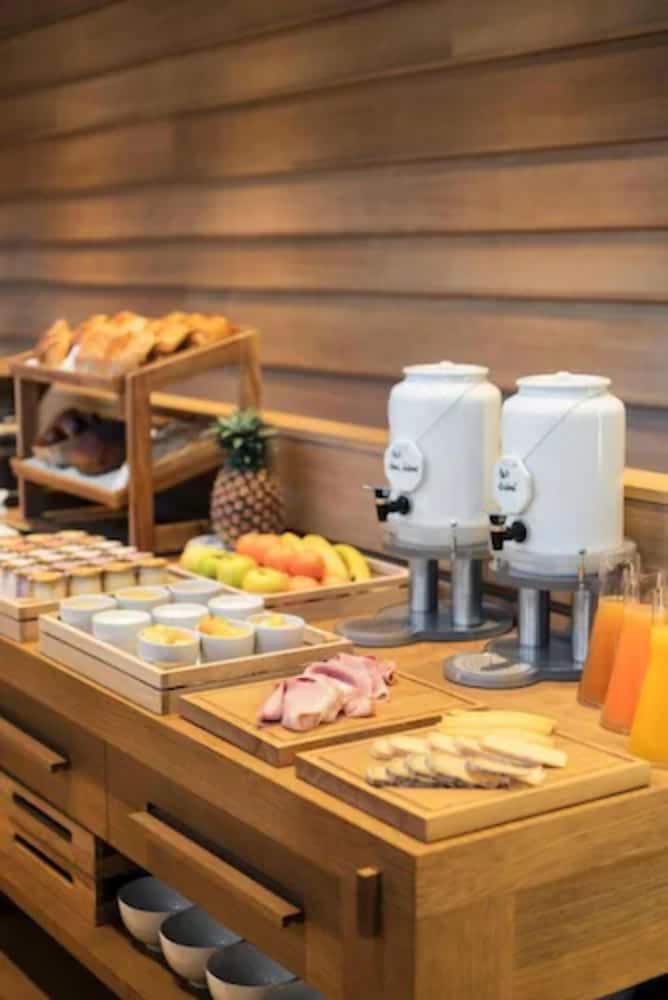 white 1921 courchevel