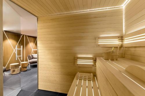 white 1921 courchevel