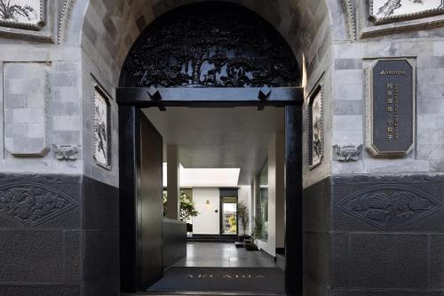 arcadia small courtyard