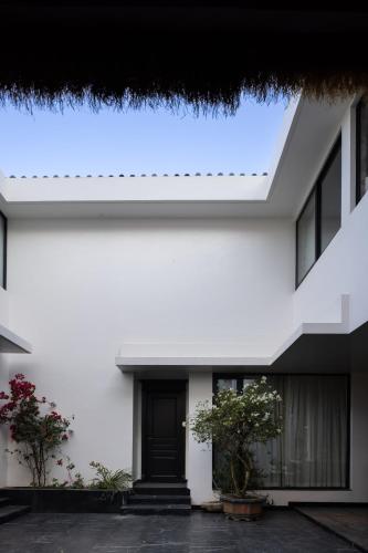 arcadia small courtyard
