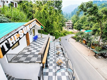 hotel the sunlight restaurant bhimtal