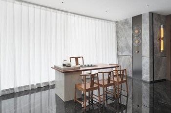 echic mercure international hotel guangzhou beijing road pedestrian street flagship branch free deliver service to guangzhou baiyun international airport and free deliver service to canton fair complex during canton fair period