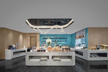 echic mercure international hotel guangzhou beijing road pedestrian street flagship branch free deliver service to guangzhou baiyun international airport and free deliver service to canton fair complex during canton fair period
