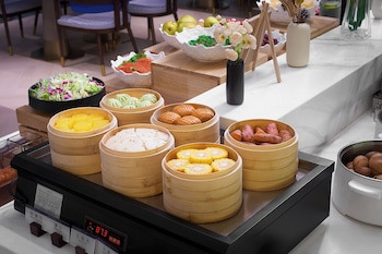 echic mercure international hotel guangzhou beijing road pedestrian street flagship branch free deliver service to guangzhou baiyun international airport and free deliver service to canton fair complex during canton fair period