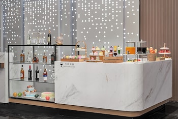 echic mercure international hotel guangzhou beijing road pedestrian street flagship branch free deliver service to guangzhou baiyun international airport and free deliver service to canton fair complex during canton fair period
