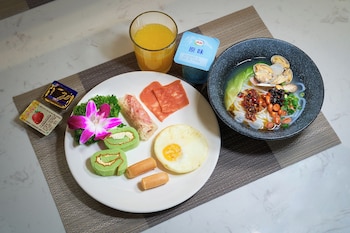 echic mercure international hotel guangzhou beijing road pedestrian street flagship branch free deliver service to guangzhou baiyun international airport and free deliver service to canton fair complex during canton fair period