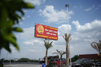 hotel highway queen