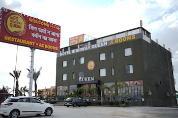 hotel highway queen