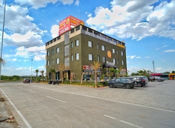 hotel highway queen