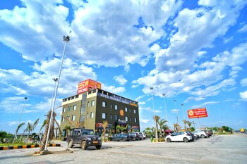 hotel highway queen