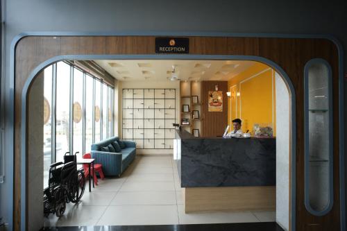 hotel highway queen